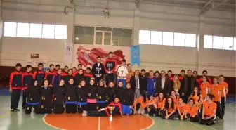 Hentbolun Kralı da Kraliçesi de Spor Lisesi