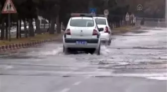 DSİ önünde patlayan su şebekesi trafiği aksattı