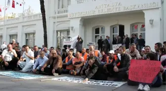 Antalya Büyükşehir Belediyesi Önünde Maaş Eylemi