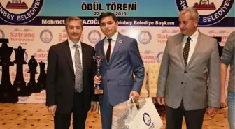 Başkan Tahmazoğlu Satranç Turnuvasında Dereceye Girenleri Ödüllerini Verdi