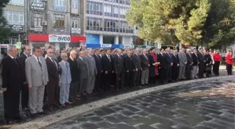 Polis Öğretmenlere Çiçek Dağıttı