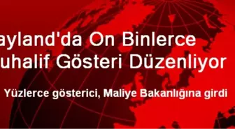 Tayland'da On Binlerce Muhalif Gösteri Düzenliyor