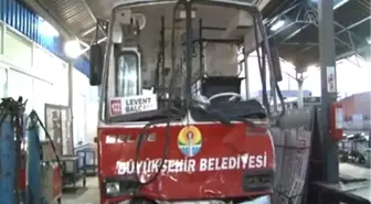 Adana'daki Belediye Otobüsüne Taşlı Saldırı