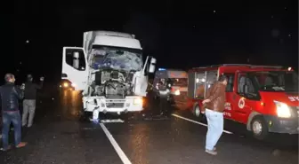 Kaza Yapan Tır'da Sıkışan Sürücüyü İtfaiye Kurtardı