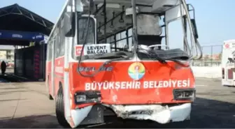 Adana'daki Belediye Otobüsüne Taşlı Saldırı