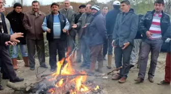 Ellerinde Sopalarla Köy Girişini Kapattılar