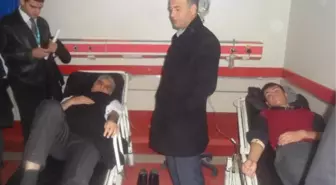 Öğrenci ile Öğretmen Servisi Çarpıştı: 25 Yaralı