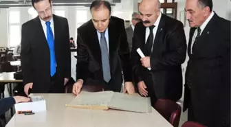 Vali Altıparmak İl Halk Kütüphanesi'ni Gezdi