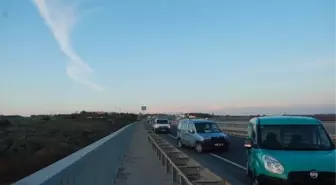 Yan Yatan Tır İstanbul Yolunu 3 Saat Trafiğe Kapattı