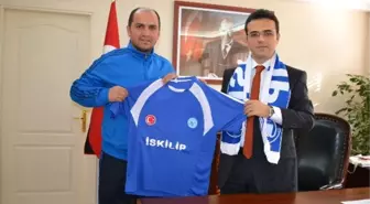 Kaymakam Gürsoy'a İskilip Belediyespor Forması