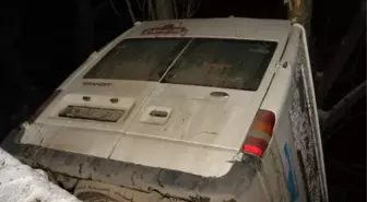 Minibüs Tepe Üstü Çakıldı: 2 Yaralı