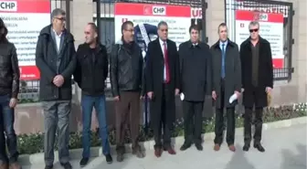 Şehit aileleri ve gaziler CHP'ye siyah çelenk bıraktı