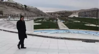 Gece Geldi, Sabah Işıklarıyla Sokaklara Çıktı