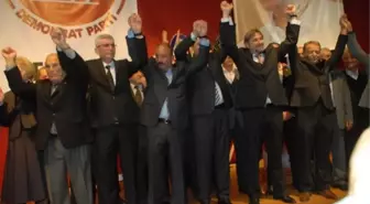 DP Genel Başkanı Uysal, Başkan Saatçı'ya DP Rozetini Taktı