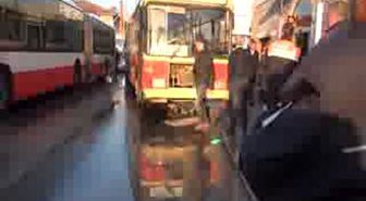 Islak Zeminde Kayan Otobüs Motosiklete Çarptı:1 Yaralı