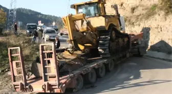 Virajı Dönemeyen Tır Yolu Kapattı