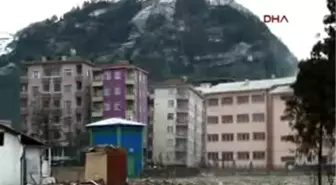 Rize'de Gün Geçtikçe Eğimi Artan Binalar Korkutuyor