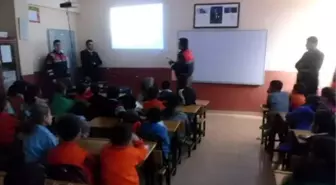 Besni'de Jandarma Köy Okullarında Trafik Semineri Verdi