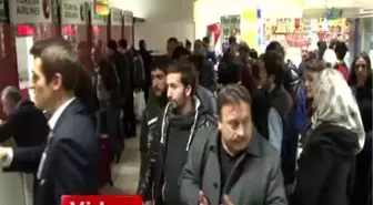 Kar Yağışı Uçak Yolcularını Perişan Etti