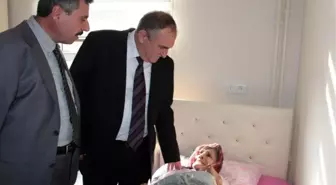 Belediye Başkanı Huzurevi'ndeki Yaşlılarla Kucaklaştı