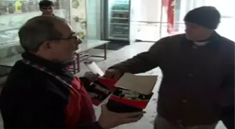 Mandela İçin Mevlit Okuttu Çikolata Dağıttı