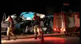 Öğretmen ve Sağlık Personelini Taşıyan Minibüs Tır'a Çarptı: 6 Ölü, 8 Yaralı