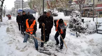 Sadak; Elinde Bastonuyla Kar Denetimine Çıktı