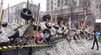 Ukrayna'da barikatlar yeniden kuruldu -