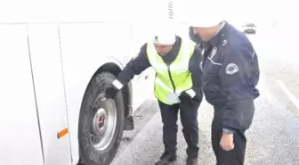 Yozgat'ta Polis Ekipleri, Araçlarda Kar Lastiği Uygulaması Yaptı