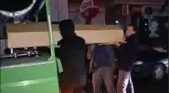 5 Karayolu'nda Bir Araç Çarptı. Kaza Sonucu Çocuk Olay Yerinde Hayatını Kaybetti.