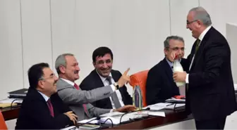CHP'li Vekil Bakanların Önünde Süt İçti