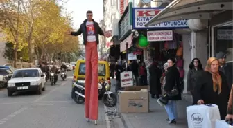 Ödemiş Caddelerinde Bir Tahta Bacak