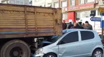 Önce Otomobile Çarptı, Sonra Kamyonun Altına Girdi