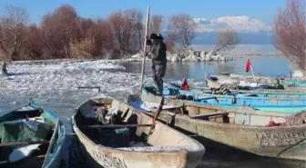 Buz Kırarak Eve Ekmek Götürüyorlar