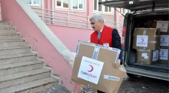 Kızılay Öğrencileri Giydiriyor