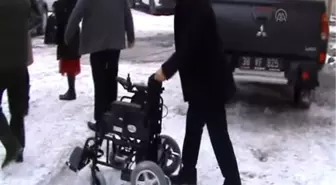 Akülü araçla okula geri döndü -