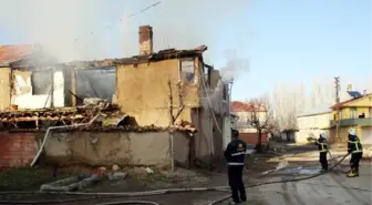 İki Katlı Ev Yanarak Çöktü