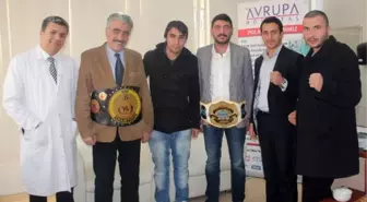 Şampiyonluk Kemerini Aldı Sağlık Sponsoruna Koştu