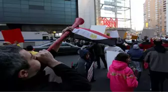 CNN Önünde 'Vuvuzela' ile 'Darbe' Protestosu