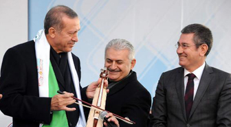 Yıldırım Mikrofon Tuttu Başbakan Kemençe Çaldı