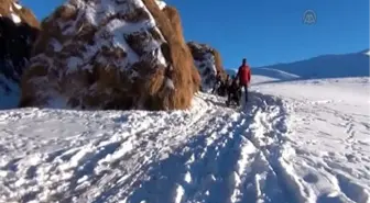 Çocukların buz tutan nehirde kızak keyfi-