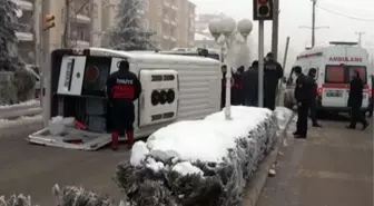 Öğretmen ve Öğrenci Servisleri Çarpıştı: 2 Yaralı