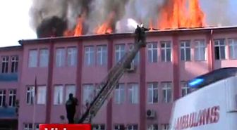 Okulda Çıkan Yangında 550 Öğreciyi Öğretmenler Kurtardı