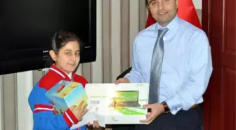 Resim Yarışmasında Dereceye Giren Öğrenci Ödüllendirildi