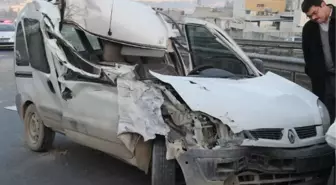 Tır'ın Çarptığı Hafif Ticari Aracın Sürücüsü Yaralandı