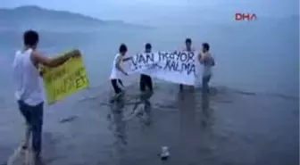 Denize Girip 'Van Üşüyor, Yardım Et' Pankartı Açtılar