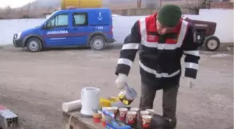 Erbaa'da Jandarmadan Sürücülere Çay İkramı