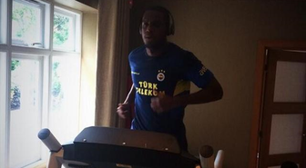 Jacques Faty Demba Ba'nın Evinde Fenerbahçe Tişörtüyle!