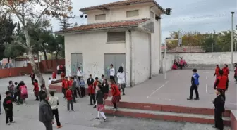 Okul Bahçesindeki Trafo Tehlike Saçıyor