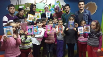 Üniversiteliler Tegv'li Çocuklara Kitap Hediye Etti